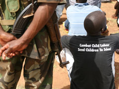 リクルート中のウガンダ軍兵士と志望者